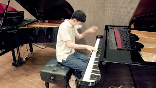 A Boy Suddenly Plays Piano Super Fast (Senbonzakura)