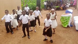 na you dey reign dance performance of this kids... my God I can't just stop laughing..so good