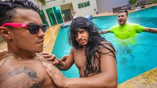 ME VESTI IGUAL MINHA IRMA NA PISCINA E AGARREI MEU AMIGO *TESTEI O RENAN*