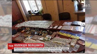 На Сумщині у начальника відділу поліції знайшли арсенал зброї та російський прапор