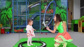 Огромные мыльные пузыри Амина играет в детской комнате Huge soap bubbles Amina plays with children