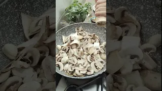 Per cena petto di pollo con funghi