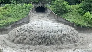 美和ダム　バイパストンネルの放流 2020/07/04