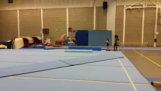 Isa Smits arabier flikflak salto op vloer