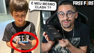 (x1) ESSA CRIANÇA DE 8 ANOS NUNCA TEVE UM CELULAR PRA JOGAR FREE FIRE E...