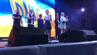 Исполнение Гимна Украины и поздравления полиции на концерте "Квартал Fest"