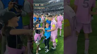 Chiellini's daughter was so excited to get a photo with Messi 🤩