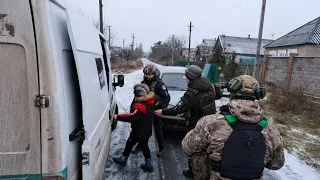 Поліцейські врятували з Авдіївки хлопчика, опікуни якого не хотіли евакуюватися