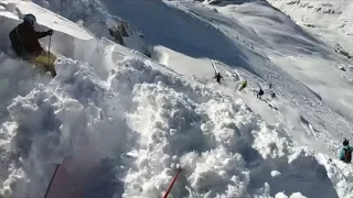Skifahrer filmt in einer Lawine