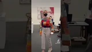 Drawing the BEST OUTFITS I saw at an art gallery 🖼