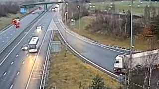 Shocking moment lorry makes dangerous U-turn on M6 slip road