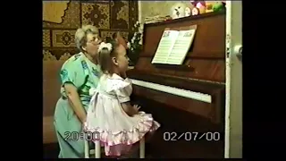 Лемешкина Анна. 3 года 7 месяцев. Игра с аккомпанементом квинтами (фрагмент урока, 2000 год)