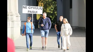 Tūkstančiai protestuotojų susirinko Katedros aikštėje: jų rankose ir necenzūriniai plakatai