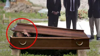 Frau verabschiedet sich von toten Ehemann. Auf der Beerdigung öffnet sich plötzlich der Sargdeckel!😨