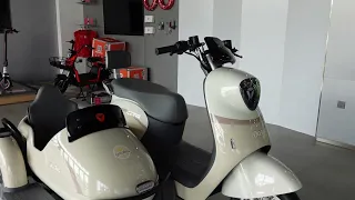 Мотоциклы в Китае. Часть 37. YADEA - выставочный зал на фабрике. Беспроводная зарядка скутеров.