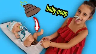 Diana Changing her baby's diaper!           Diana change la couche de son bébé