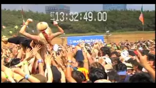 Gianni and Sarah - CROWD SURFING IN JAPAN!