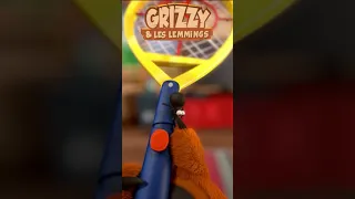 Grizzy s'électrocute avec une raquette électrique #grizzyetleslemmings 😂 #comédie