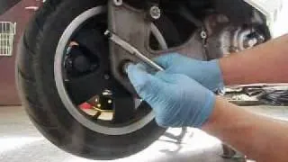Vespa GTS changing rear tire