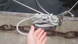 Как не надо крепить лодку на причале