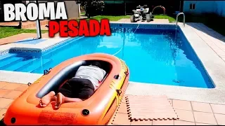 ATO MI QUAD A UN BARCO HINCHABLE CON MI AMIGO DORMIDO EN LA PISCINA *CASI SE MATA* BROMA MUY PESADA