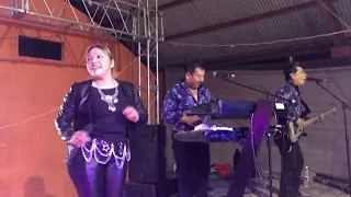 Silvia Y Los Gomez - Roberta (En Vivo)