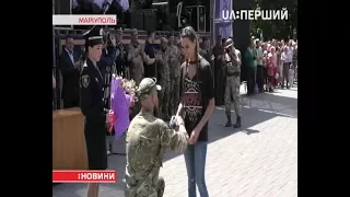 Боєць "Азова" освідчився своїй дівчині під час нагородження