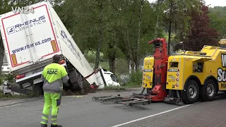 04.05.2020 - VN24 - difficult recovery of a semi-trailer truck after sliding downhill