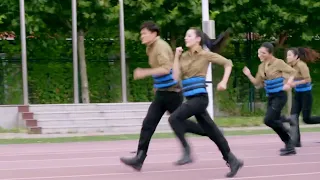 Male soldier looked down on female soldier but she defeated him easily in the race!