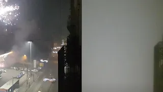 Napoli, un muro di nebbia dopo i fuochi: il corso non si vede più