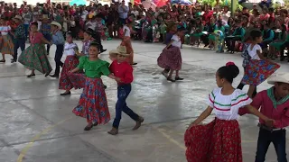 Baile sinaloense "El gallito" por alumnos de 4° grado