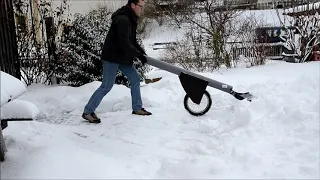 Schneeschieber mit Stuetzrad, rückenschonend