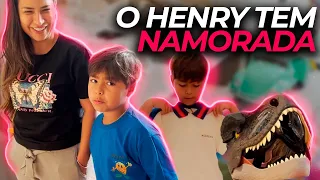 ABRINDO OS PRESENTES DO HENRY | Equipamento gamer, dinossauros e Gucci