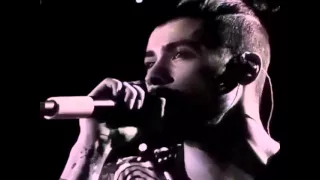 ZAYN MALIK IS CRYING ON IS LAST CONCERT