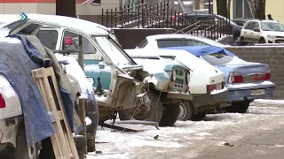 Жители новостроек в Сыктывкаре терпят соседство с кладбищем старых автомобилей.