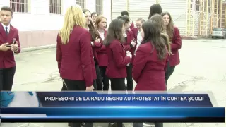 Profesorii de la Radu Negru au protestat in curtea scolii
