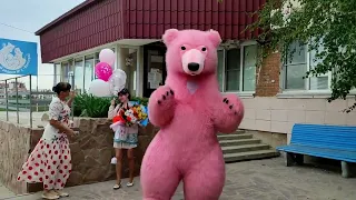 МОЛОДАЯ МАМОЧКА РАССТРОГАЛАСЬ! Поздравление от розового медведя на выписку!