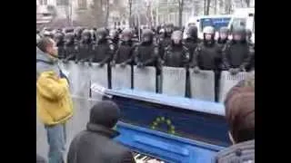 Гімн України під акомпонемент ЄвроФортепіано, Банкова, 07.12.2013