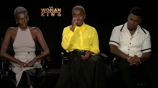 The woman king - itw Sheila Atim, Lashana Lynch, john Boyega (Official video)