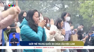 Không tìm được việc làm, giới trẻ Trung Quốc lên chùa "cầu" các cụ phù hộ | VTV24