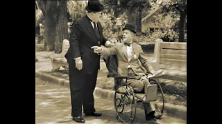 Oliver Hardy, Stan Laurel in: "Die Klotzköpfe" ("Block-Heads", Blystone, 1938)