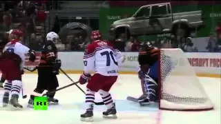 Путин играет в хоккей и забрасывает две шайбы в ворота