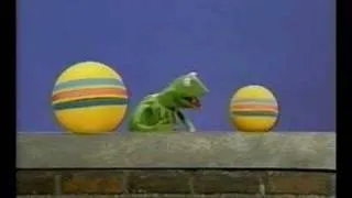 Classic Sesame Street - Kermit and 2 Balls