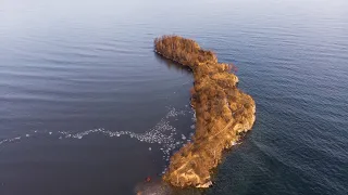 Полуостров Шаманка (мыс Шаманский) на юге Байкала с дрона