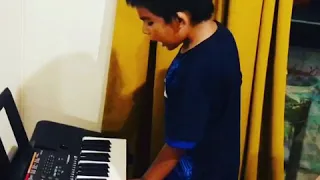 Cóndor pasa  niño canta la canción de cóndor pasa