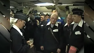 Адмирал В.А. Попов посвящает главнокомандующего В.В. Путина в подводники (2000)
