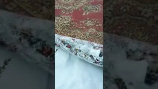 Как почистить ковер, палас на снегу