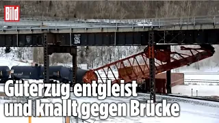 Zug entgleist, Waggons stapeln sich an Brücke