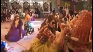 Pawri Horahi Hai   Bride Dance   Pakistani wedding   Girls Dance   THE WEDDINGS #pawrihorahihai