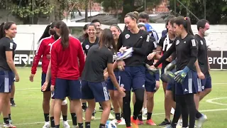 Feliz cumple Tiane Endler.. Así la festejaron en el entrenamiento en Colombia